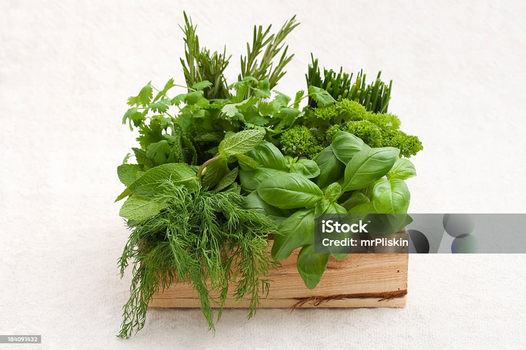 Caja de madera con hierbas frescas - Foto de stock de Hierba - Planta culinaria libre de derechos
