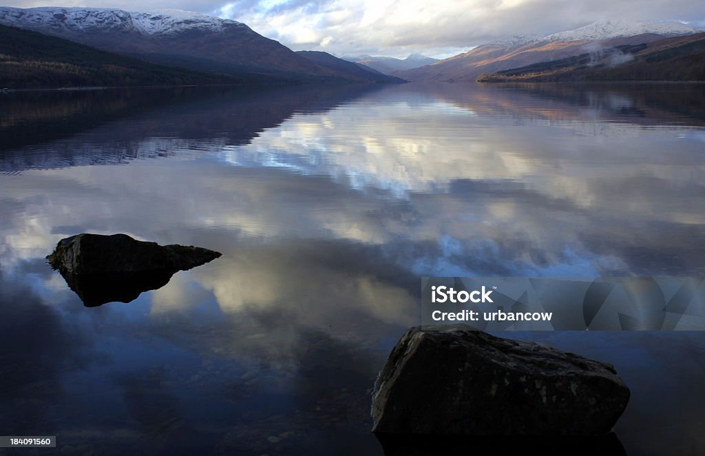 Riflessioni a Loch Arkaig, Scozia - Foto stock royalty-free di Bacino idrico