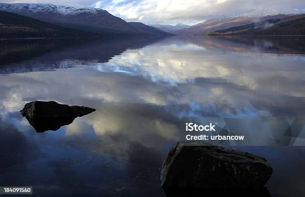 Riflessioni A Loch Arkaig Scozia - Fotografie stock e altre immagini di Bacino idrico - Bacino idrico, Regno Unito, Acqua