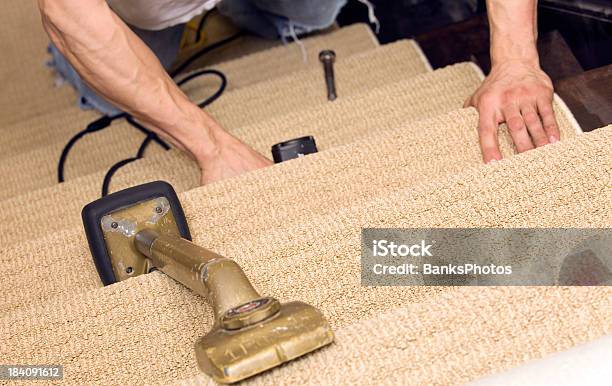 Grapadora Instalador Escalera Con Alfombra Kicker En El Plano De La Rodilla Foto de stock y más banco de imágenes de Moqueta