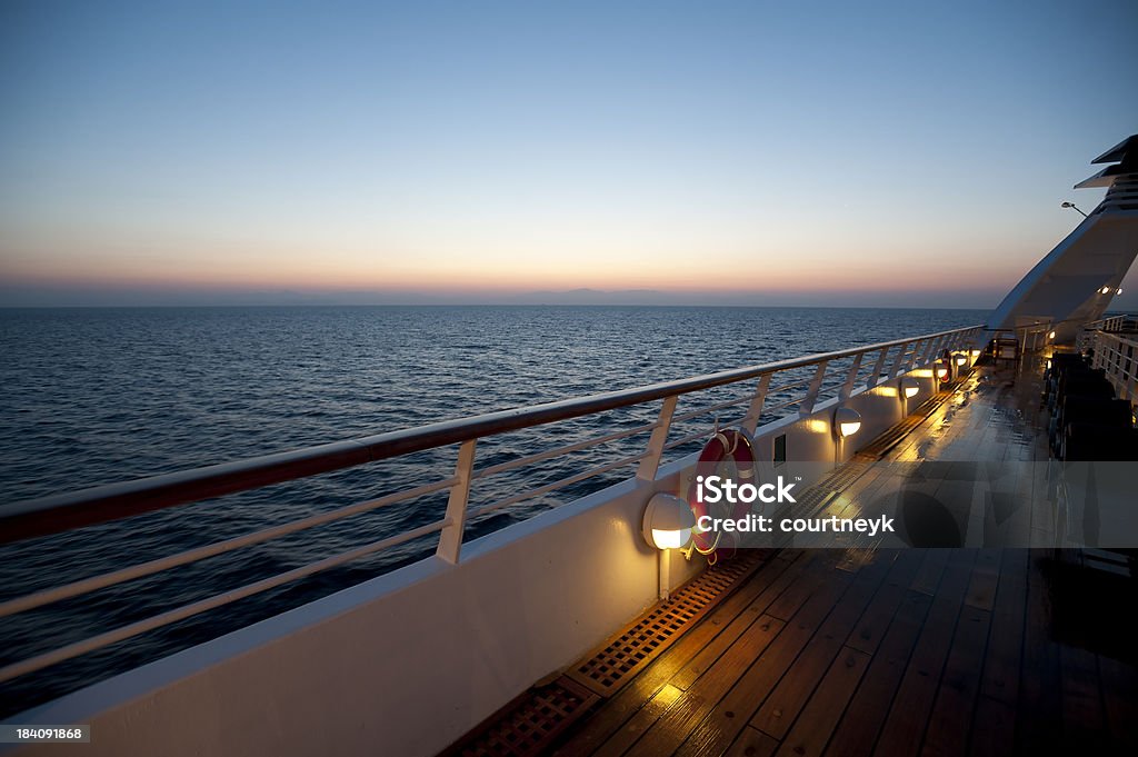 Lever du soleil sur un luxueux paquebot de croisière - Photo de Navire de croisière libre de droits