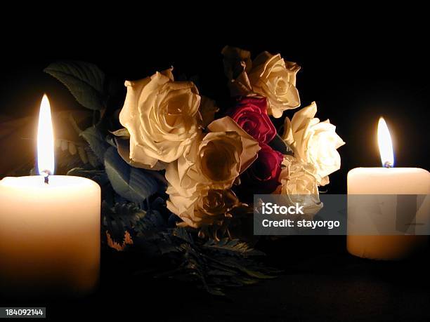 Rosas De Fuego Foto de stock y más banco de imágenes de Rosa - Flor - Rosa - Flor, Vela - Equipo de iluminación, Amor - Sentimiento