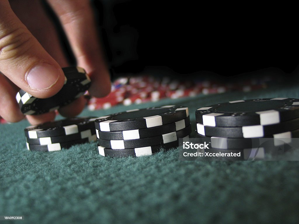 Mano chips de apuestas - Foto de stock de Blackjack libre de derechos