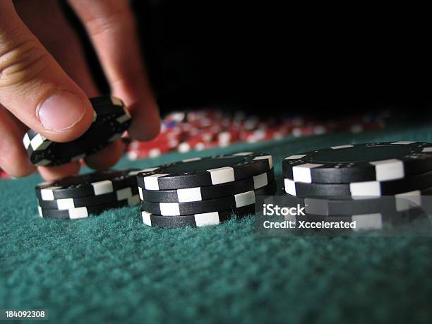 Mano Chips De Apuestas Foto de stock y más banco de imágenes de Blackjack - Blackjack, Apuestas deportivas, As