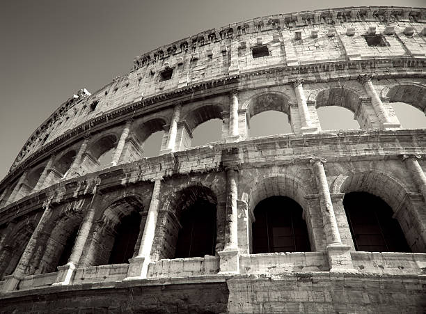 coliseu - gladiator rome italy sunlight - fotografias e filmes do acervo