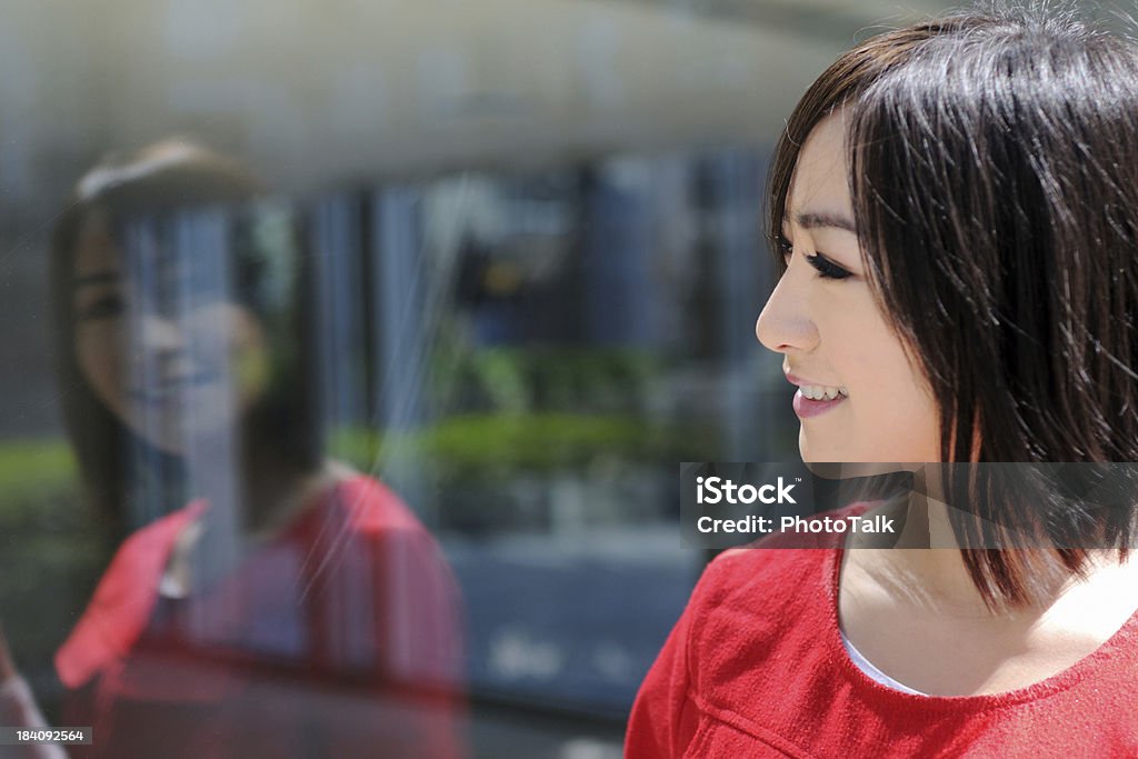 Mulher olhando pela janela-XG - Foto de stock de Asiático e indiano royalty-free