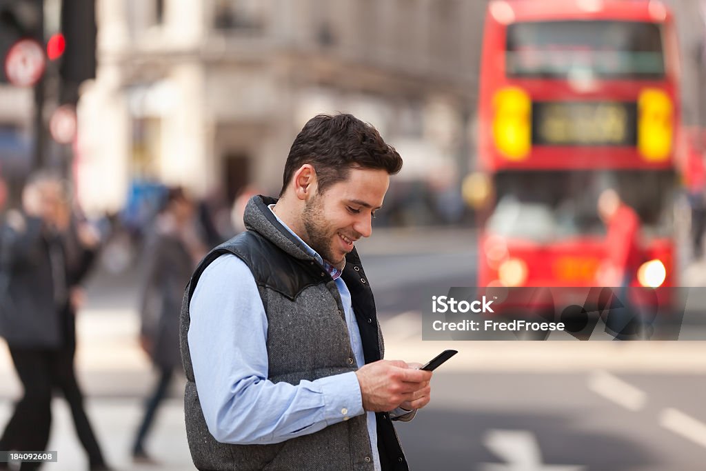 Hombre joven en la calle en la ciudad de Londres - Foto de stock de 20-24 años libre de derechos