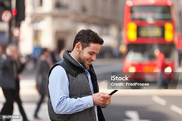 Hombre Joven En La Calle En La Ciudad De Londres Foto de stock y más banco de imágenes de 20-24 años - 20-24 años, Adulto, Adulto joven