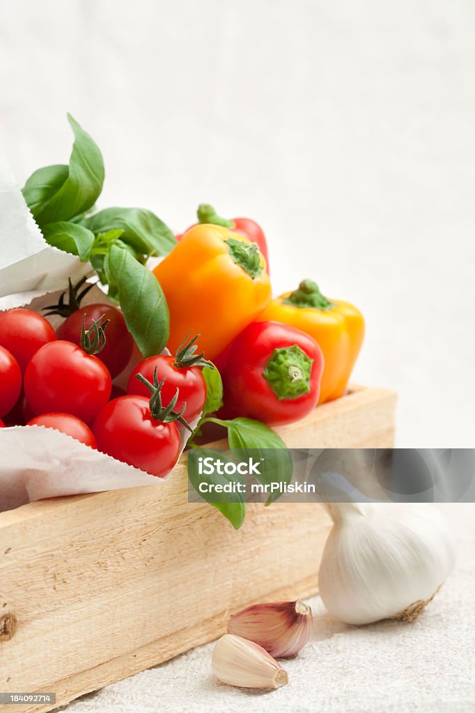 Ingredienti freschi su sfondo bianco italiano - Foto stock royalty-free di Busta di carta