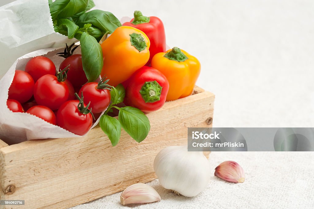 Frische italienische Zutaten – Tomaten, Basilikum, Knoblauch, Paprika - Lizenzfrei Basilikum Stock-Foto