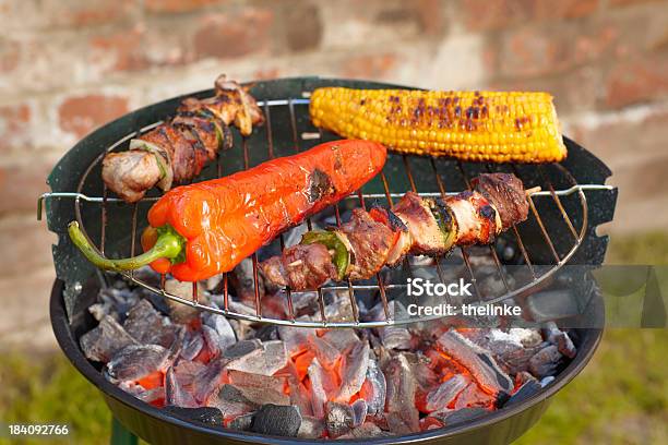 Churrasco Em Uma Noite De Verão - Fotografias de stock e mais imagens de Almoço - Almoço, Ao Ar Livre, Assado no Espeto