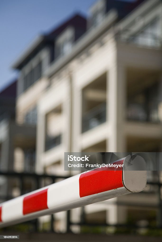 Rot-weiße barrier, den Schutz der Wohnung-Eingang - Lizenzfrei Am Rand Stock-Foto