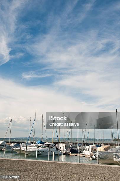 Foto de Barco E Veleiro Em Uma Marina No Lago Constance Suíça e mais fotos de stock de Alta Sociedade