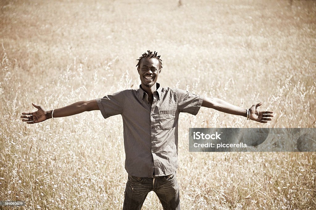 Homme africain avec les bras écartés - Photo de Les bras écartés libre de droits