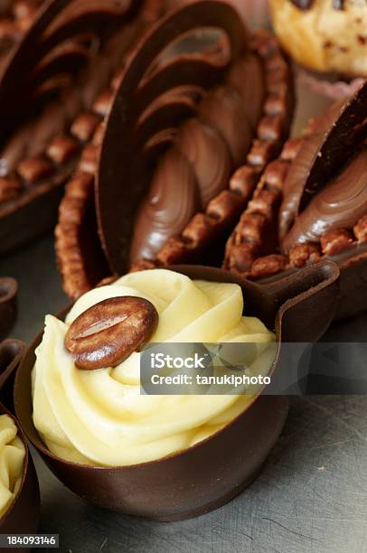 Photo libre de droit de Minipâtisserie Et Une Tasse À Café banque d'images et plus d'images libres de droit de Aliment - Aliment, Aliments et boissons, Boulangerie