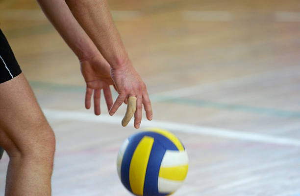 cancha de voleibol - volleyball volleying human hand men fotografías e imágenes de stock