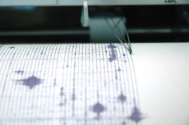 earthquake seismogram recording by a seismograph image - deprem stok fotoğraflar ve resimler