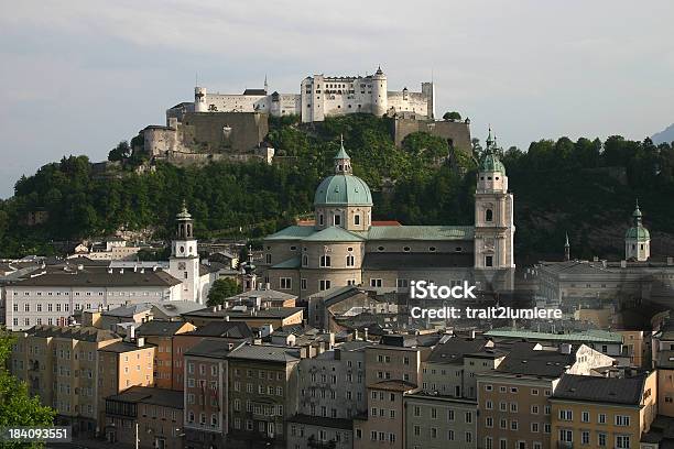 Salzburgo Áustria - Fotografias de stock e mais imagens de Admirar a Vista - Admirar a Vista, Casa, Castelo