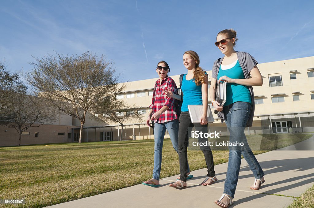 Ragazzi Camminare nel Campus - Foto stock royalty-free di Abbigliamento casual