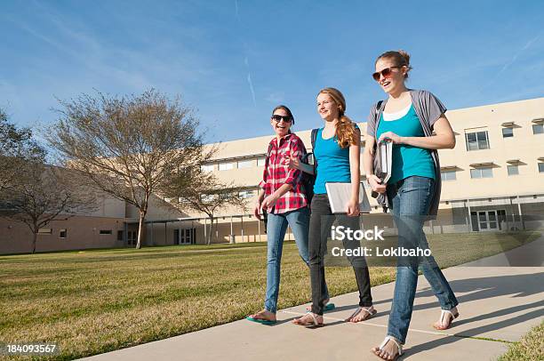 Teens Ходить На Кампусе — стоковые фотографии и другие картинки Внешний вид здания - Внешний вид здания, Горизонтальный, Девушки