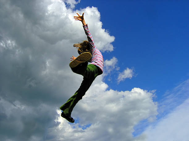 younggirl di Salta a cielo - foto stock