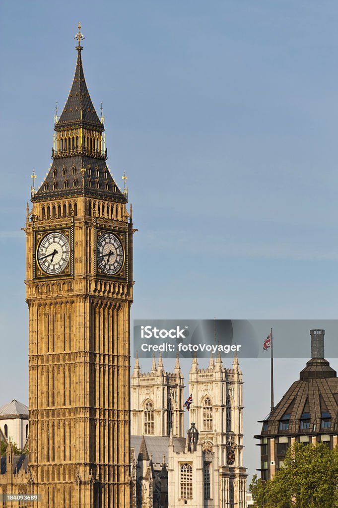 ロンドンの象徴的なランドマークのビッグベンウエストミンスター寺院 - イギリスのロイヤリティフリーストックフォト
