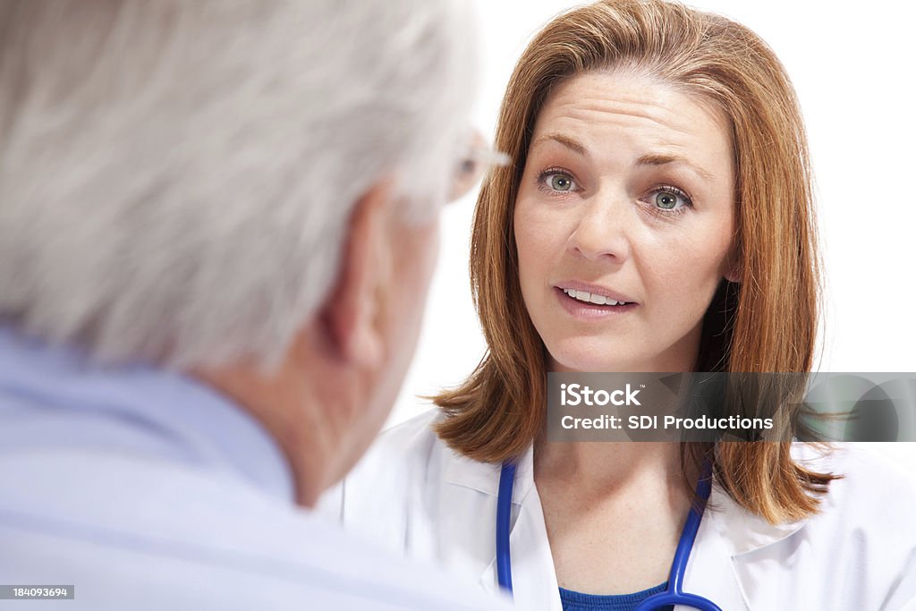 Weiblich Arzt Gespräch mit Senior Patienten und Älterer Erwachsener - Lizenzfrei Alter Erwachsener Stock-Foto