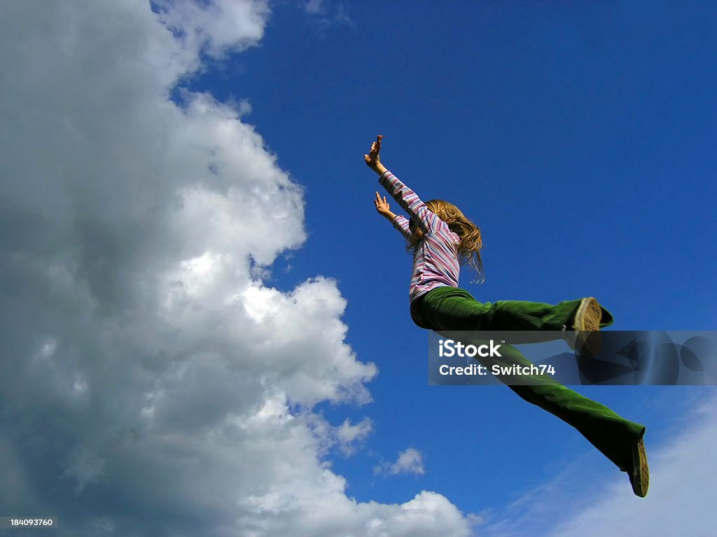 younggirl de saltar para o céu, n.o 2 - Royalty-free Parque público Foto de stock