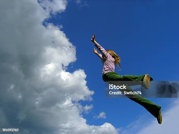 Younggirl De Saltar Para O Céu No 2 - Fotografias de stock e mais imagens de Parque público - Parque público, Trampolim - Equipamento Desportivo, Acaso