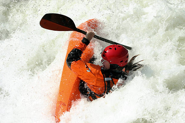 canoagem estilo livre - white water atlanta kayak rapid kayaking - fotografias e filmes do acervo