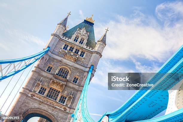 Día London Cielo Despejado Escena Urbana De Tower Bridge Foto de stock y más banco de imágenes de Primer plano