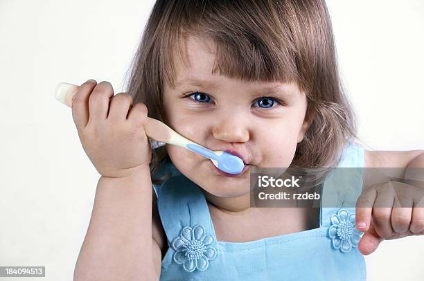 Bambino Lavarsi I Denti - Fotografie stock e altre immagini di Apparecchiatura odontoiatrica - Apparecchiatura odontoiatrica, Bagno, Bagno domestico