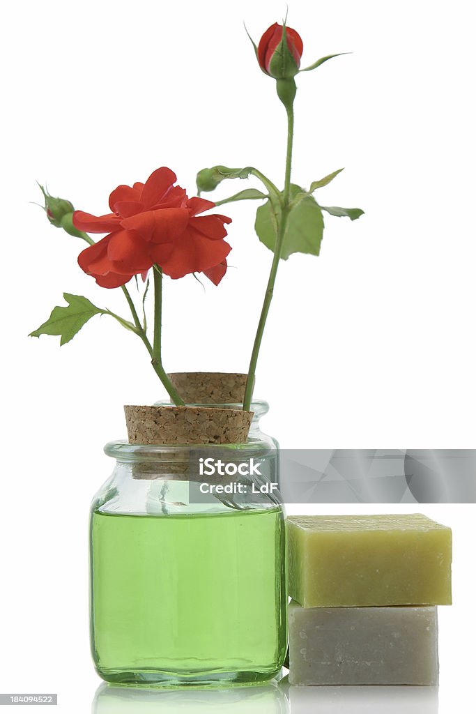 Productos para la atención médica en frascos con corcho rojas y rosas - Foto de stock de Aceite de aromaterapia libre de derechos