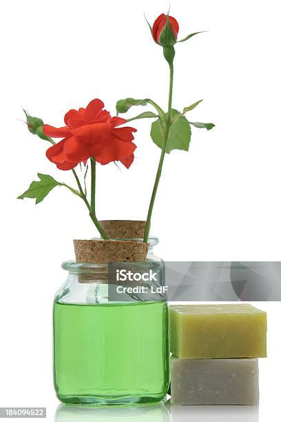 Productos Para La Atención Médica En Frascos Con Corcho Rojas Y Rosas Foto de stock y más banco de imágenes de Aceite de aromaterapia
