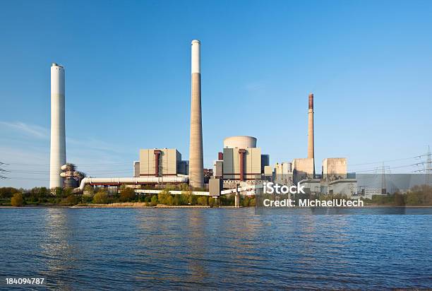 Угольная Электростанция На Реку — стоковые фотографии и другие картинки Башня - Башня, Без людей, Величественный