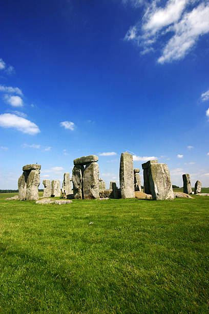 stonehenge en verano - stonehenge fotografías e imágenes de stock