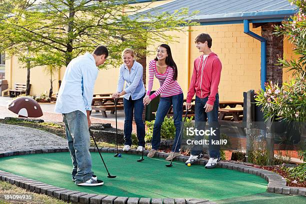Foto de Adolescentes Jogando Golfe Em Miniatura e mais fotos de stock de Golfinho - Atividade - Golfinho - Atividade, Amizade, Adolescente