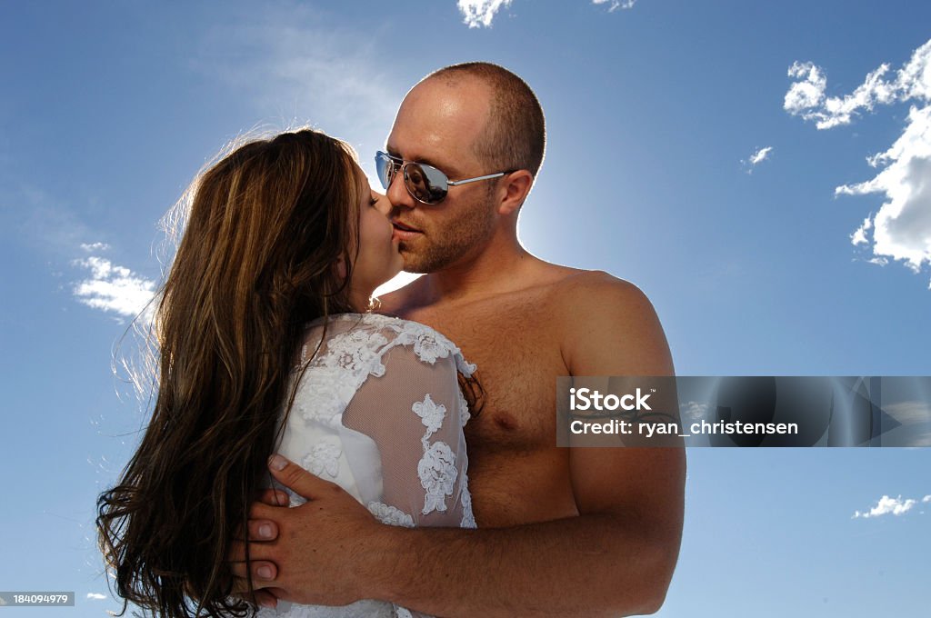 Pareja con opciones frías y calientes retroiluminado de salinas de Bonneville serie 2 - Foto de stock de Parejas libre de derechos