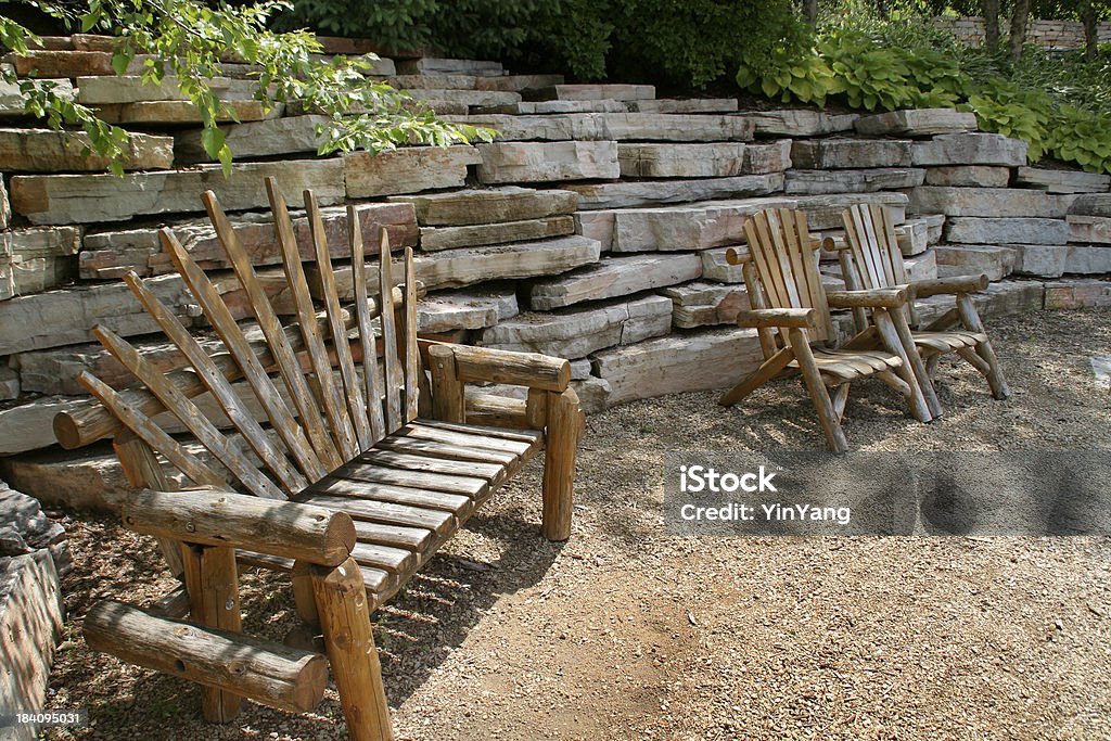 Des aménagements paysagers en dur jardin paysager élégant avec pierre Mur de pierres, de bois, des bancs de musculation - Photo de Escarpement - Formation rocheuse libre de droits