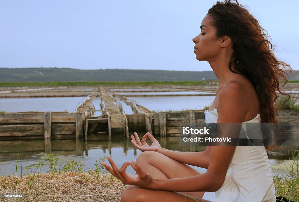 Wieczorem medytacja - Zbiór zdjęć royalty-free (Medytować)