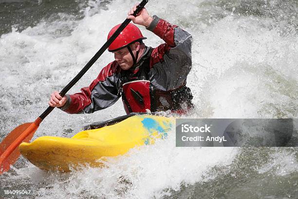 ホワイトウォーター Kayaker パドルハード - カヤッキングのストックフォトや画像を多数ご用意 - カヤッキング, 急流, 強靭性