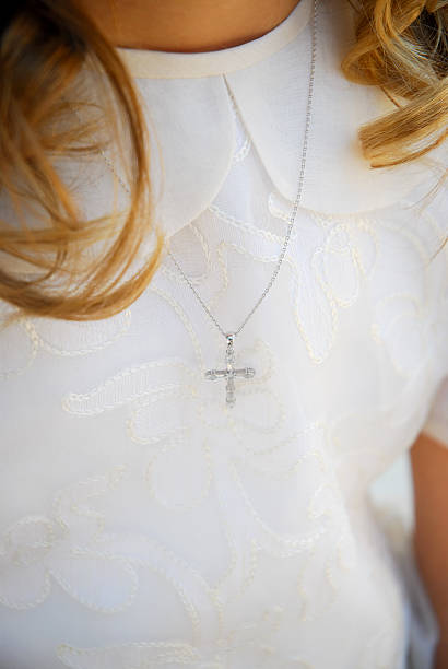 istock girl and crucifix 184095079