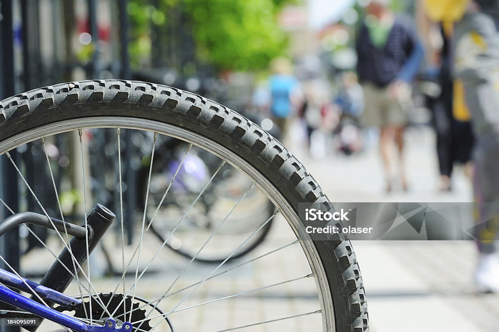 Bicicletta lane e parcheggiate bici in città - Foto stock royalty-free di Bicicletta