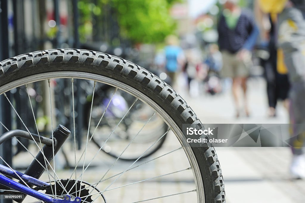자전거 소로 및 주차됨 자전거 도시 - 로열티 프리 두발자전거 스톡 사진