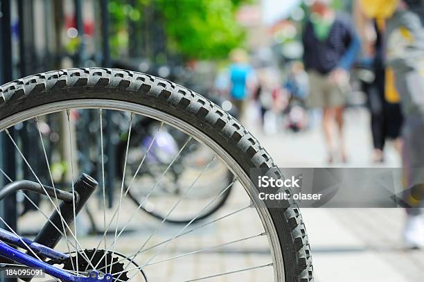 자전거 소로 및 주차됨 자전거 도시 두발자전거에 대한 스톡 사진 및 기타 이미지 - 두발자전거, 옆모습, 자전거 타기