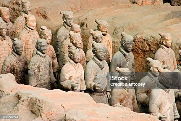 Estátuas Em Xian Túmulo De Cerâmica De Terracota Warriors - Fotografias de stock e mais imagens de Cerâmica de Terracota