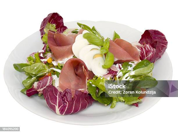 Foto de Salada Com Prosciuttoisolado e mais fotos de stock de Alimentação Saudável - Alimentação Saudável, Almoço, Branco