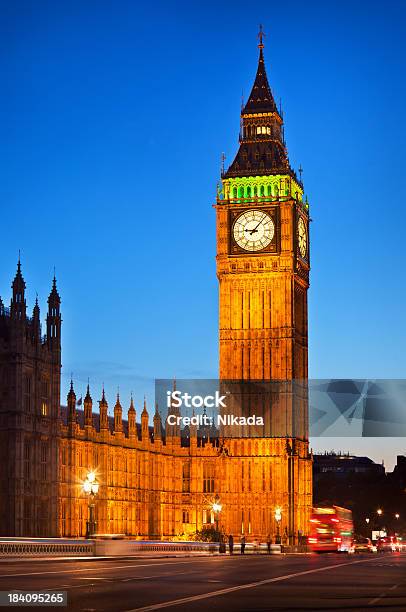 Big Ben Em Londres - Fotografias de stock e mais imagens de Noite - Noite, Big Ben, Praça Parliament