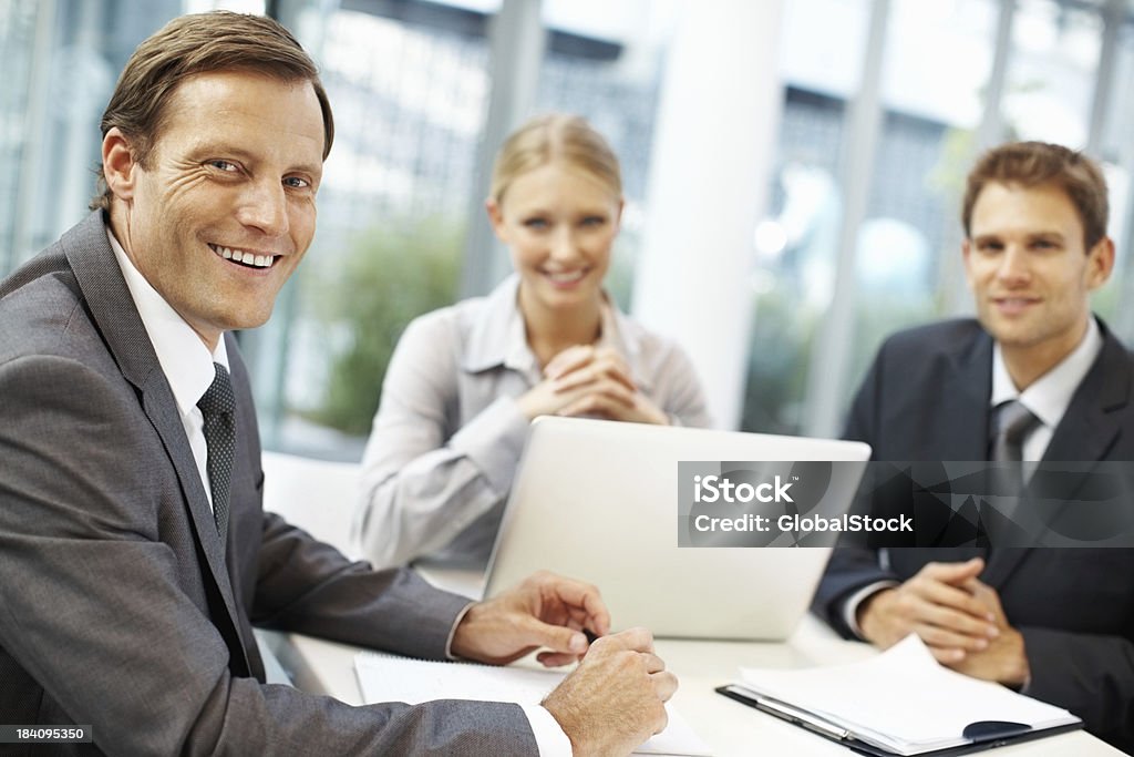 Feliz gente de negocios en la sala de reuniones - Foto de stock de Adulto libre de derechos