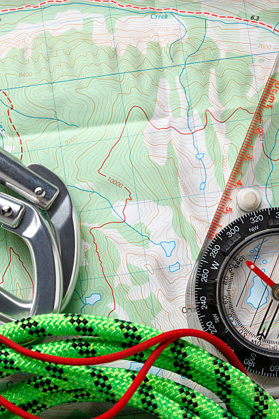 пешеходный туризм - orienteering planning mountain climbing compass стоковые фото и изображения
